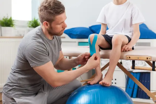 Fisioterapeuta aplicando exercícios de reabilitação física com paciente