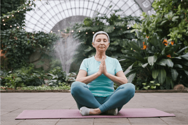 equilíbrio e harmonia, com uma prática de yoga, uma pessoa contemplando a natureza.