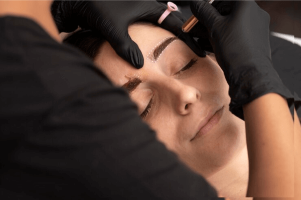 Cuidados pós microblading: aplicação de pomada cicatrizante nas sobrancelhas.