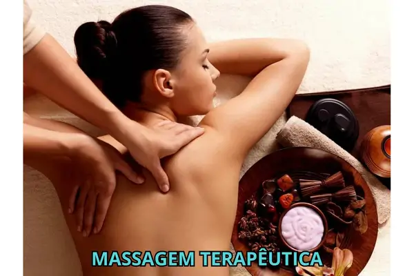 Pessoa relaxando após massagem terapêutica